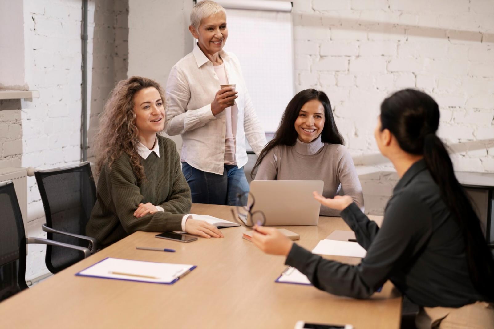 Profesional trabajando en análisis financiero en oficina moderna
